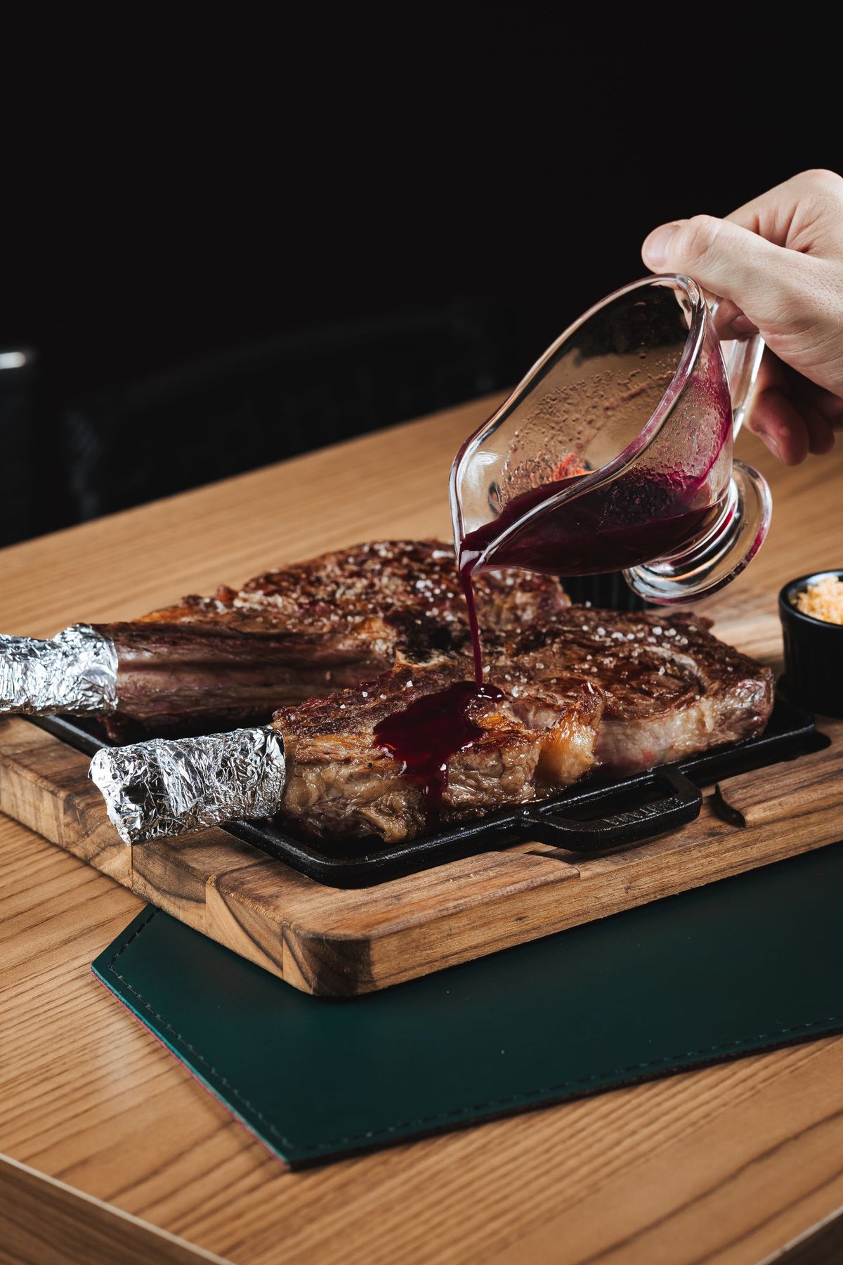 Chuletón con salsa de vino tinto de Francia